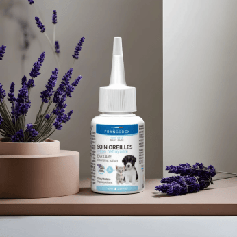 solution-nettoyante-pour-les-oreilles-60ml-pour-chiot-et-chaton-francodex mise en situation